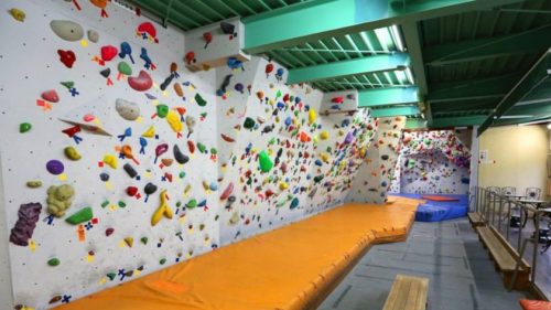 静岡県のクライミング施設「ボルダリングジム B★SPOT（ビースポット）」